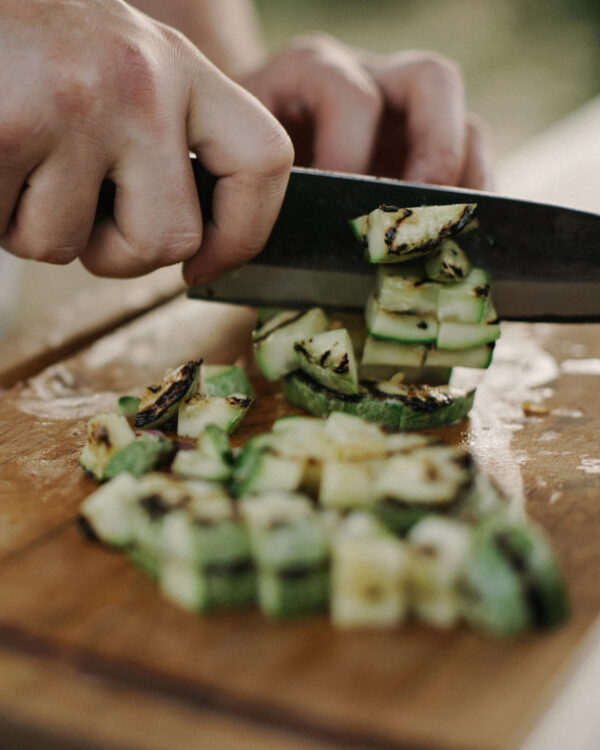 Cocinero cortando verdura